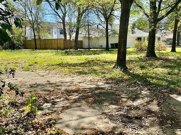 4th image of 1726 Creek Dr