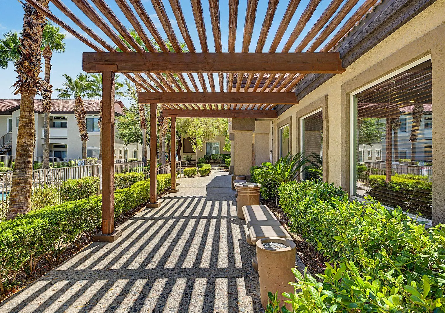 N.W. Gated Cozy Condo W/ Community Pool And Spa — Photo 2