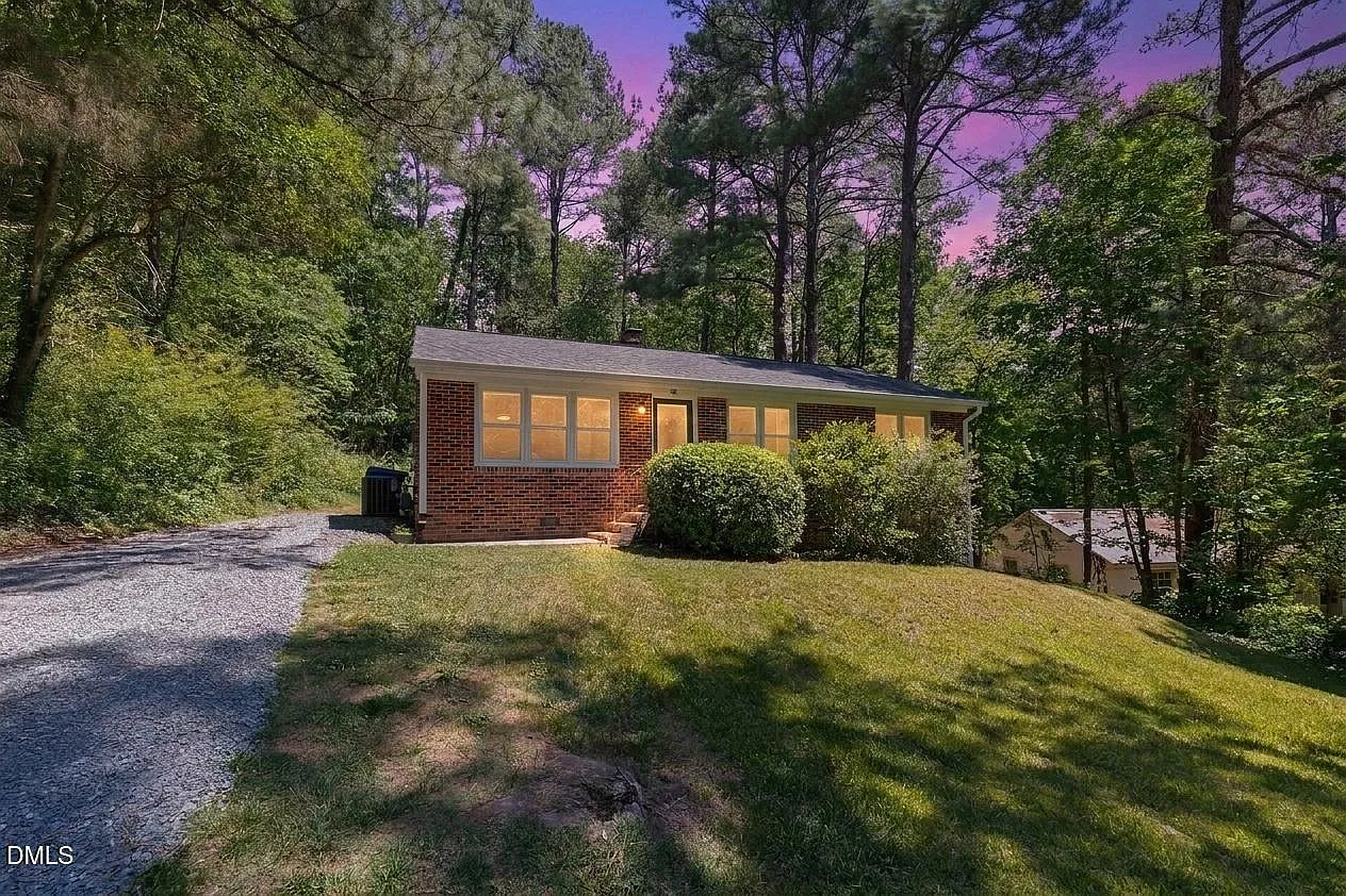 3 bed, 1.0 bath, 1056 sqft, $2,000 — Photo 1