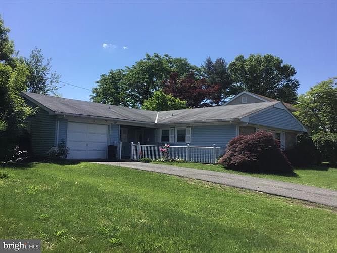 2nd image of 8 Garnet Ln