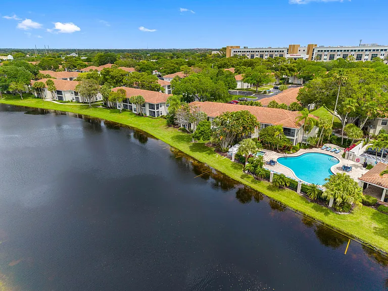 Mizner Court — Photo 28