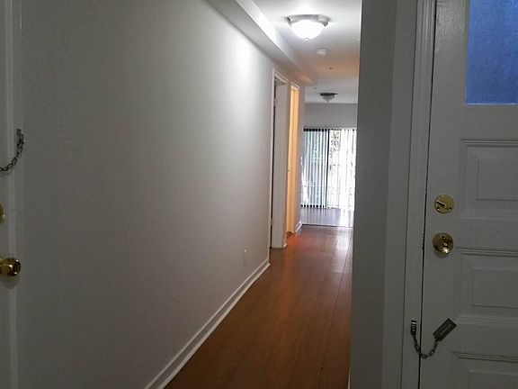 4th image of 945 Oak St