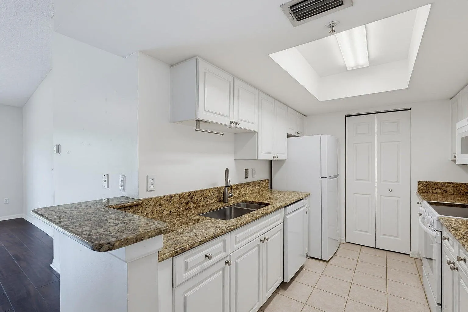 3 bed, 2.0 bath, 1173 sqft, $2,400 — Photo 3