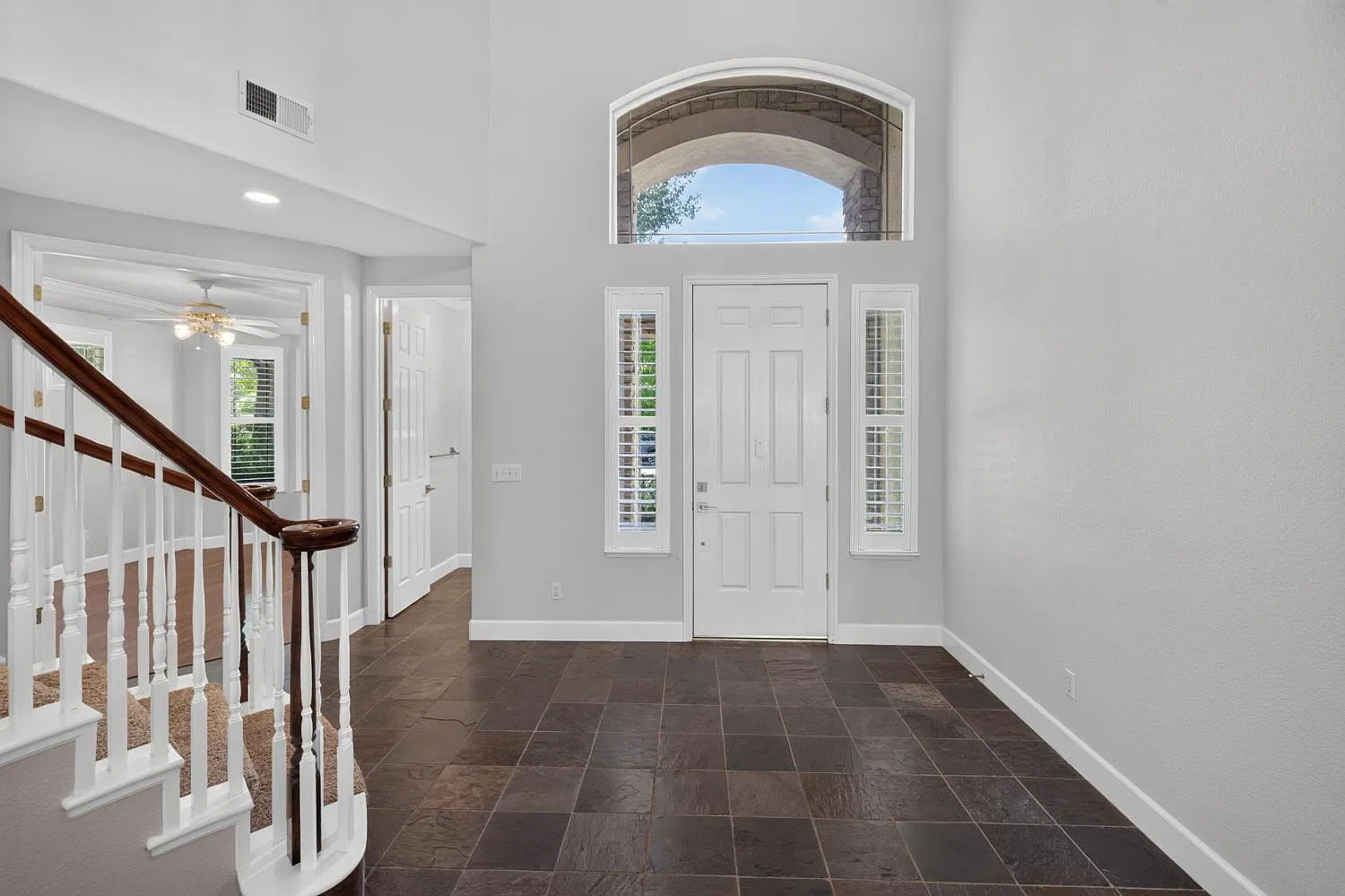 5 bed, 3950 sqft, $5,499 — Photo 4