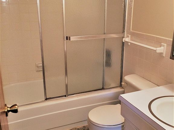 Bathroom with bathtub/shower