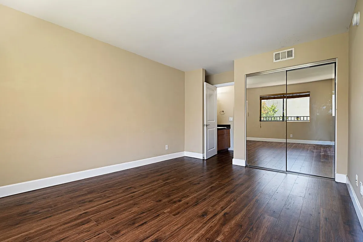 Building Photo - 10982 Roebling Ave #326