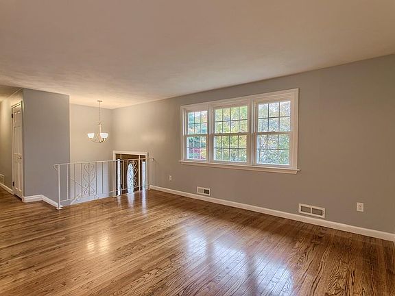 4th image of 15 Catherine Dr