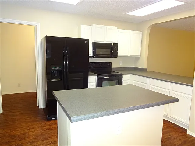 3 bed, 2.0 bath, 1643 sqft, $2,095 — Photo 3