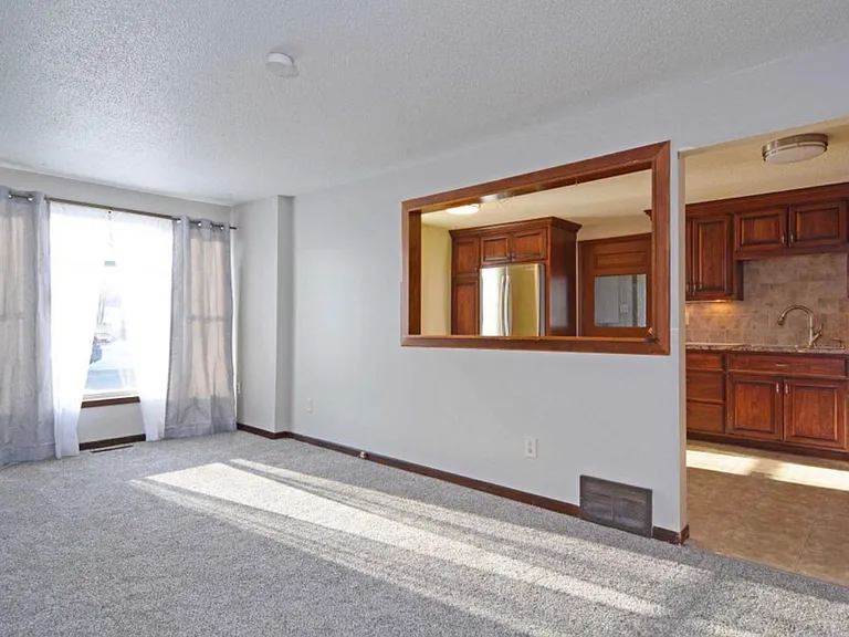 523 E 4th St #1 — Photo 4