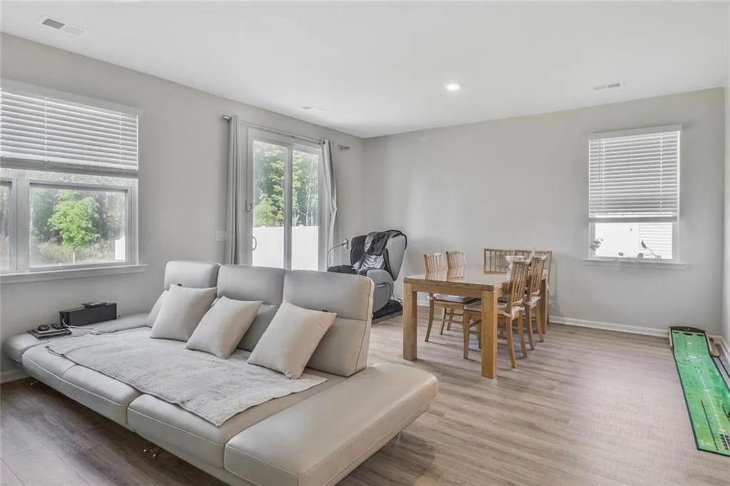 4 bed, 3.5 bath, 2257 sqft, $2,700 — Photo 3