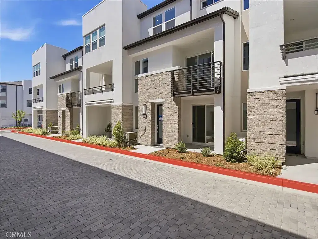 4 bed, 2192 sqft, $6,500 — Photo 2