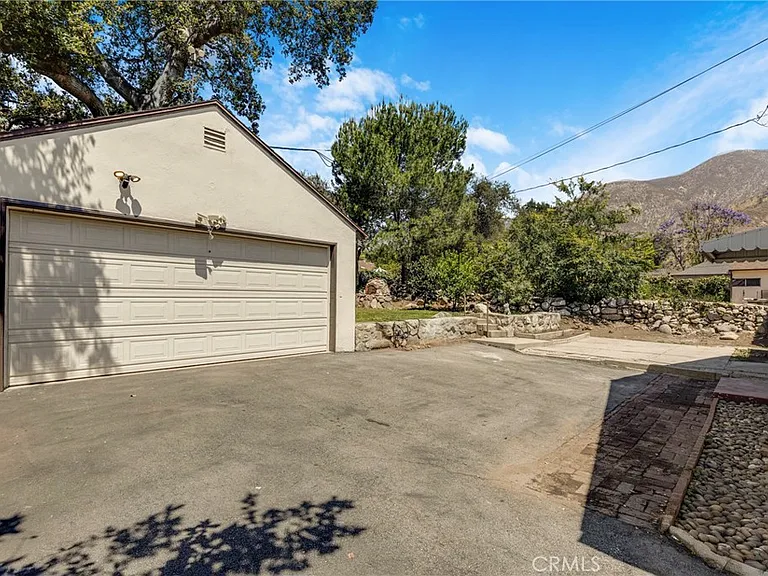 2151 N Altadena Dr — Photo 26