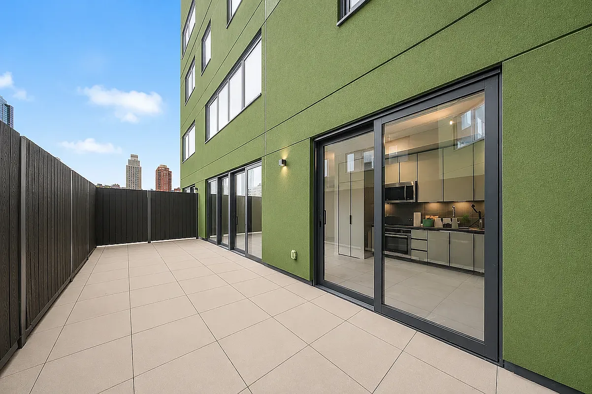 10-25 Jackson Avenue — Photo 1