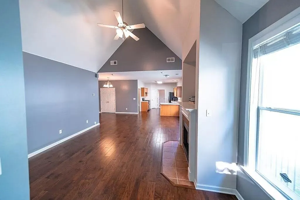 3 bed, 1231 sqft, $1,995 — Photo 2