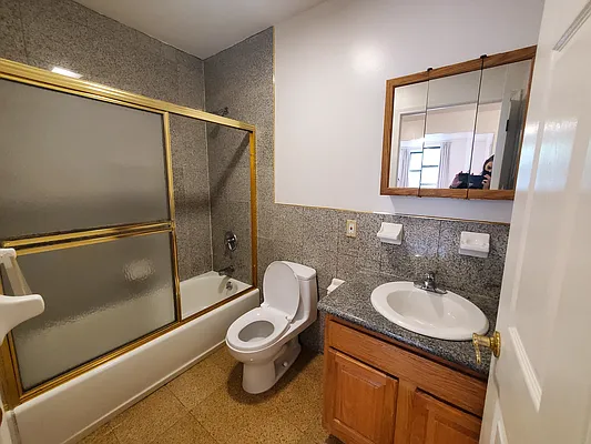 Rented by Chase Global Realty Corp | media 11