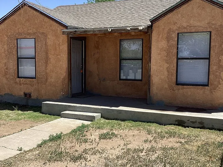 217 S Avenue J — Photo 2