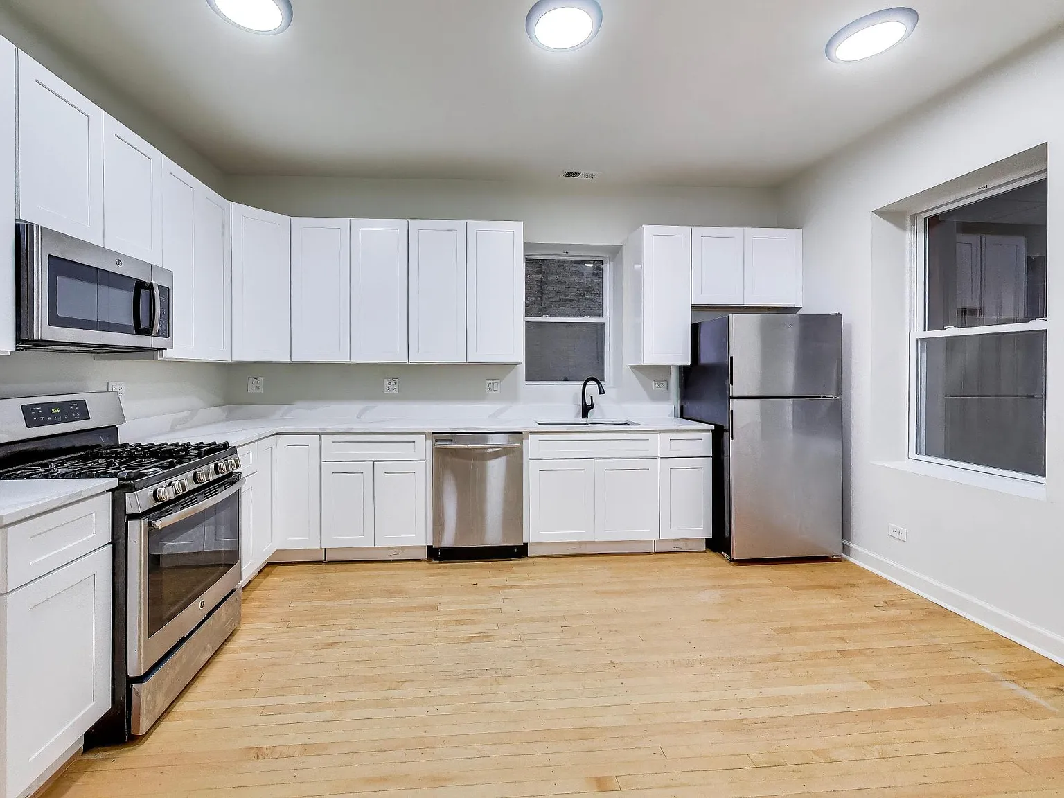 2 bed, 870 sqft, $2,400 — Photo 4