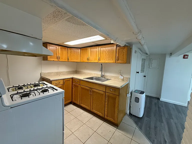 142 Kearney St #B — Photo 8