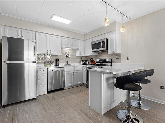 3rd image of 6490 N Northwest Hwy APT 1A