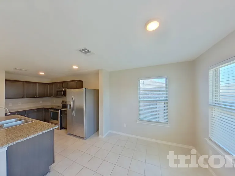 1002 Meadow Wood Ln — Photo 4