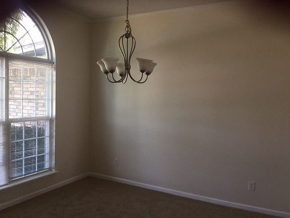 3rd image of 702 Oakwood Ct