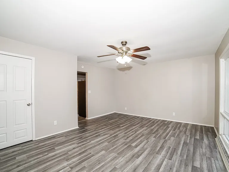 993692_018_living_room_13481073.jpg