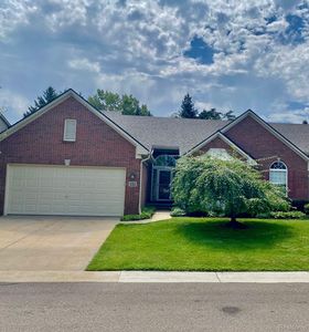 553 Woodhaven Dr, Walled Lake, MI, 48390