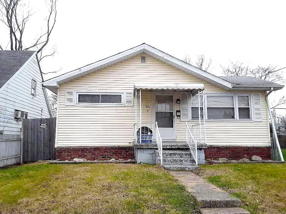 882 Oak Grove Ave photo 1
