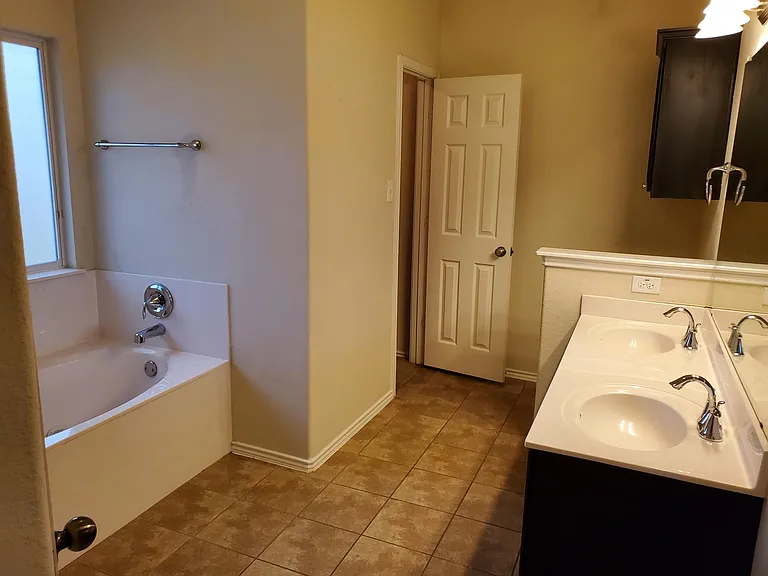 5008 Bridgewood Dr — Photo 9