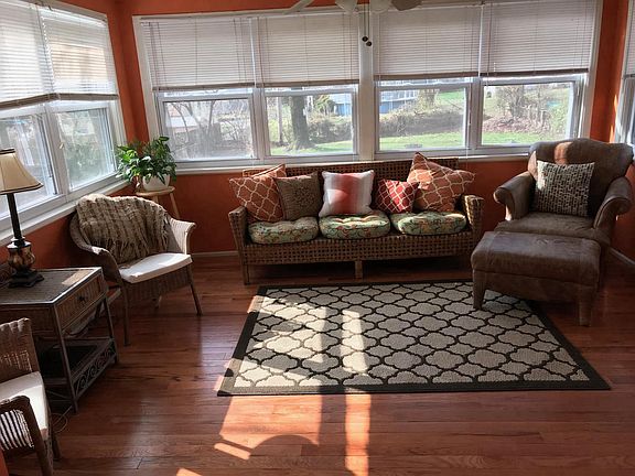 Beautiful Sunroom! 