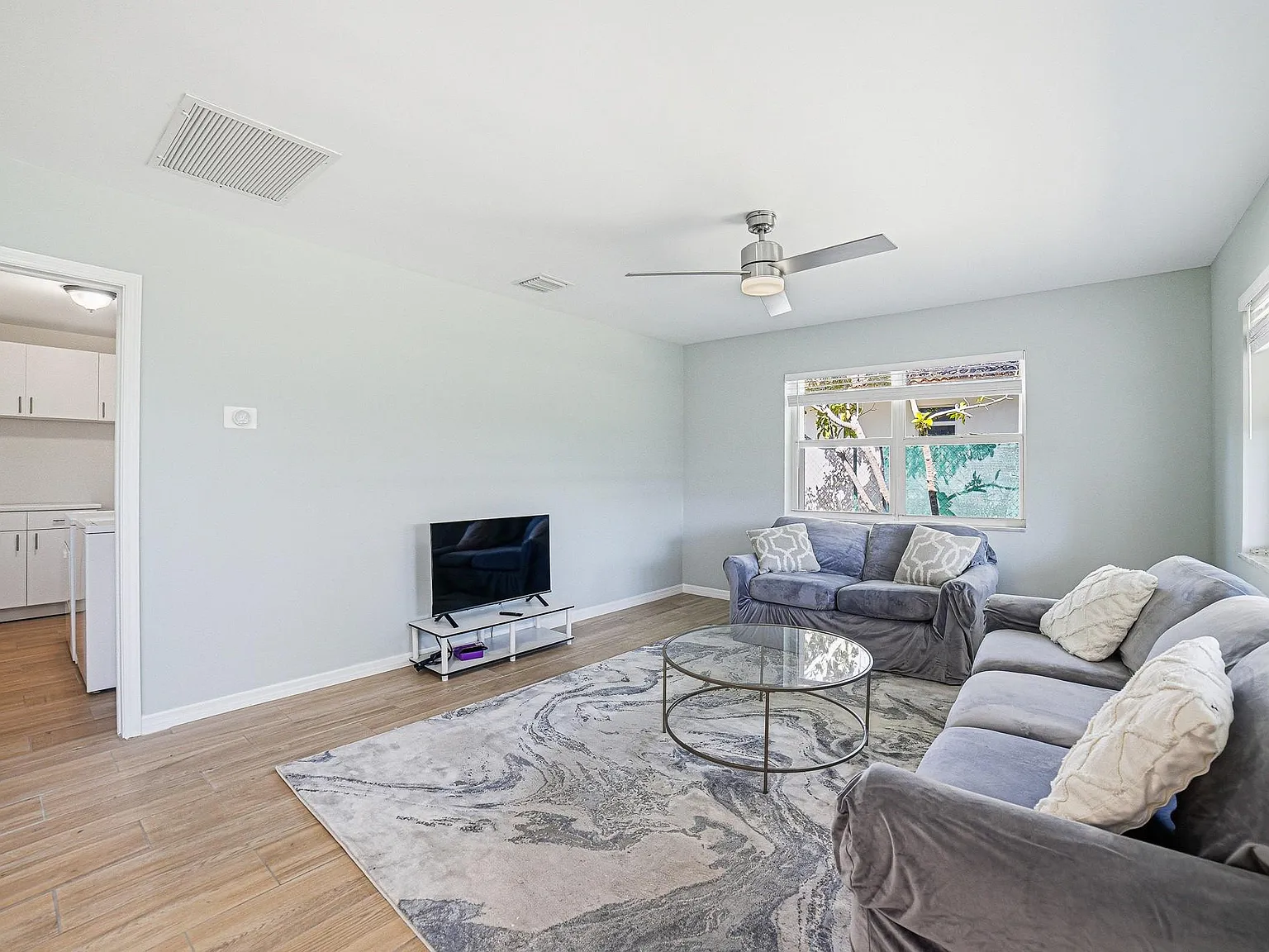 2 bed, 2.0 bath, 1376 sqft, $4,500 — Photo 4