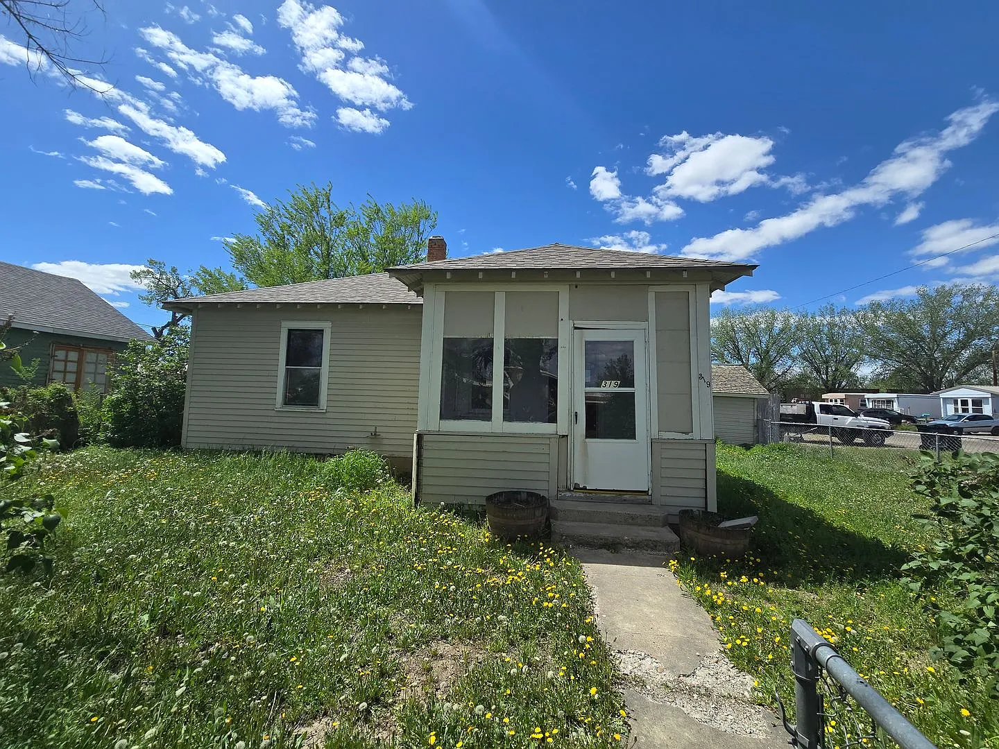 Corner lot with fenced yard! — Photo 1