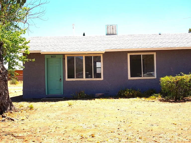 565 Graham Dr — Photo 1