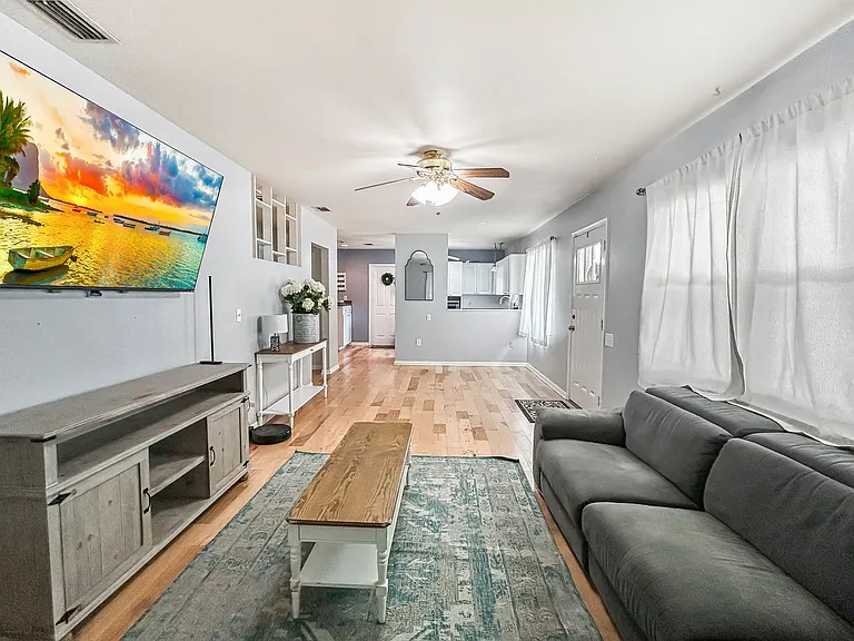 10904 Temple Ave — Photo 5