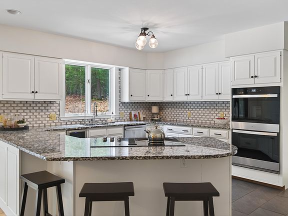 5th image of 24 Hemlock Ridge