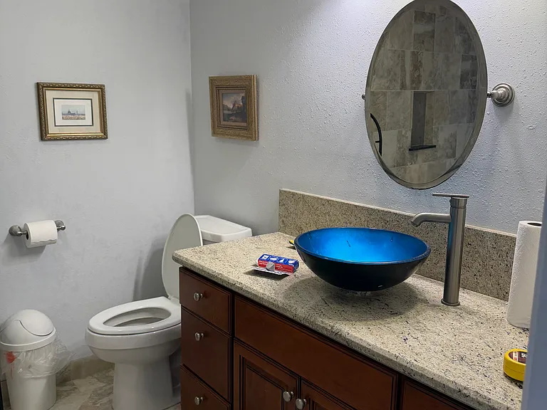 Partial view of the bathroom