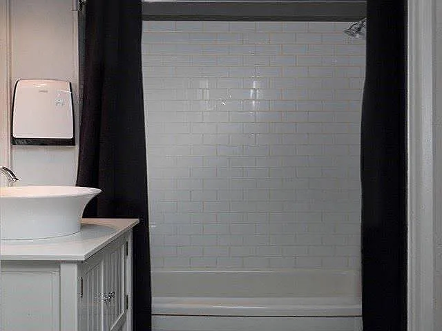 111 Ainslie St N #3 — Photo 9