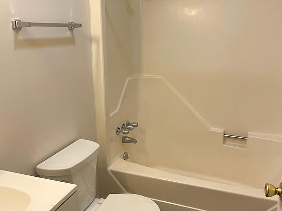 BATHPART OF SMALLER BEDROOM