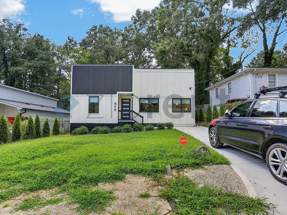 646 Robert St NW