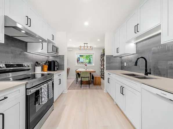 1206 Premier St, North Vancouver, BC V7J 2H4