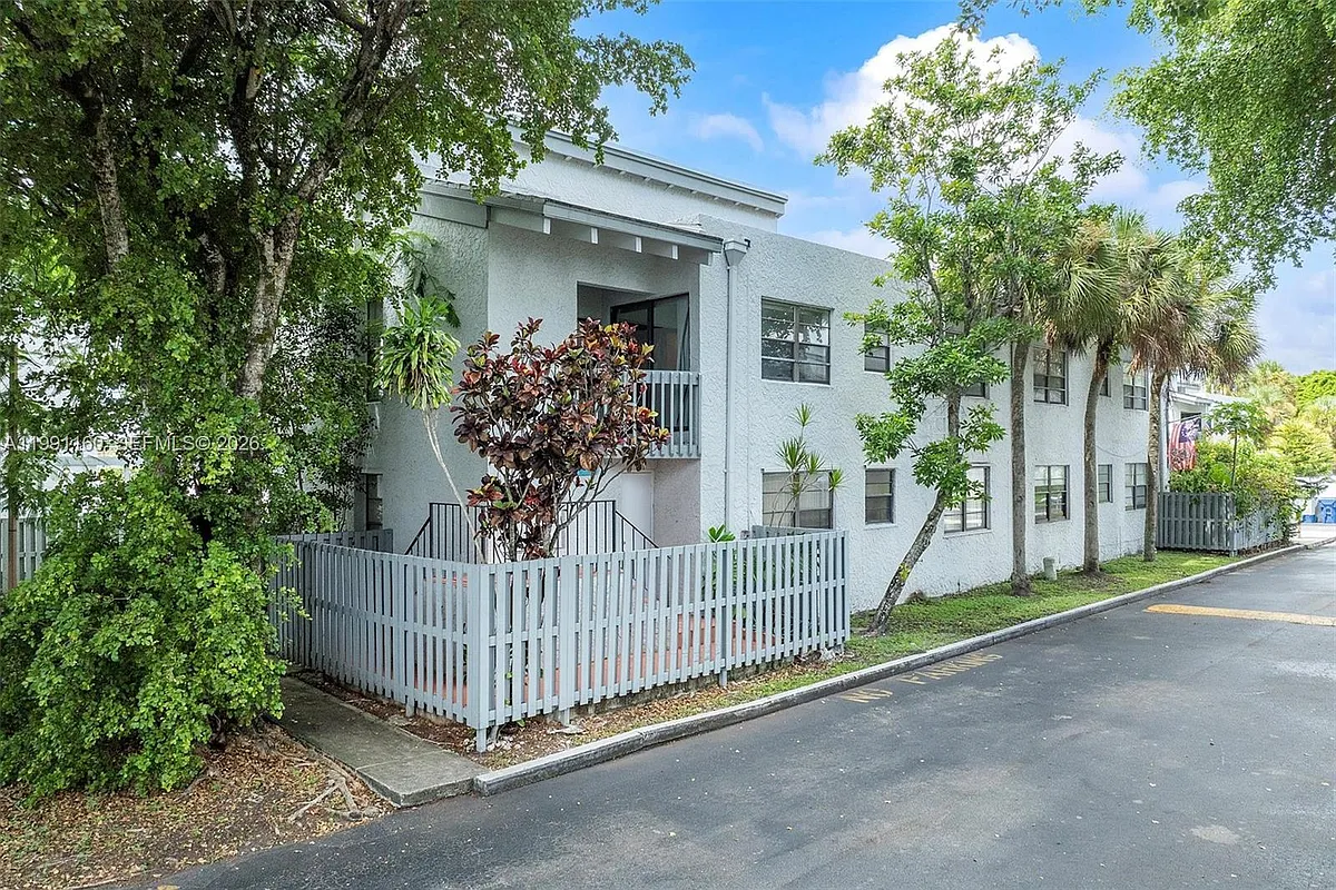Building Photo - 10542 NW 7th Ter #B7