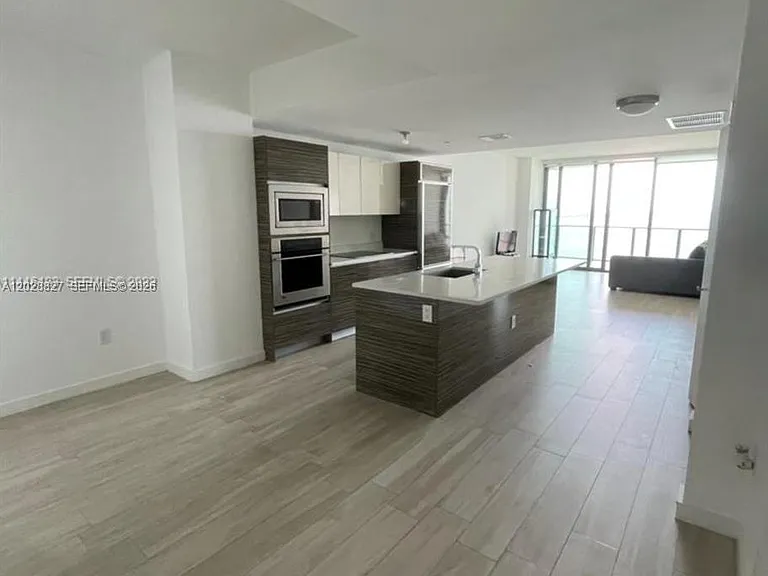 460 NE 28th St #1406 — Photo 5