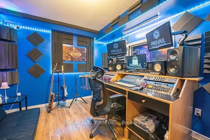 5 bed, $7,995 — Photo 1