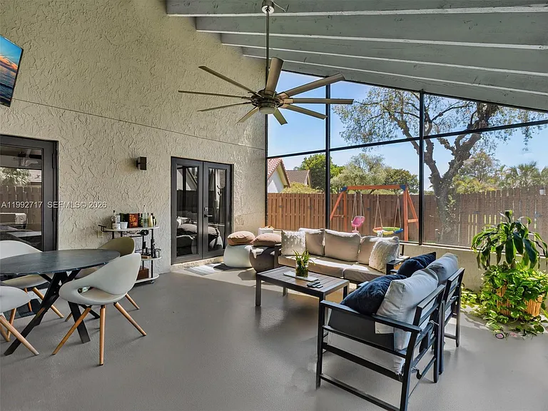 2083 Augusta — Photo 33
