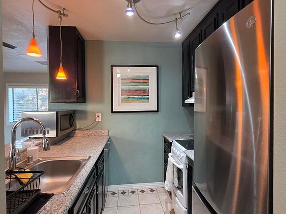 5th image of 284 Stonegate Cir