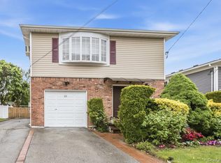 22 Wood St, Lynbrook, NY 11563