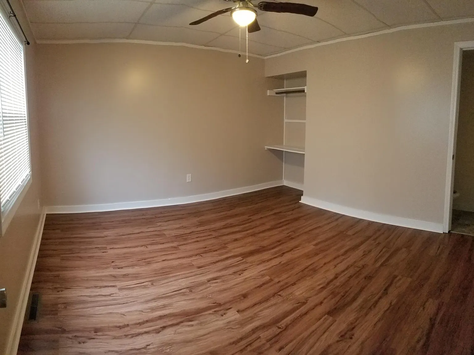 1 bed, 1.5 bath, 950 sqft, $900 — Photo 2