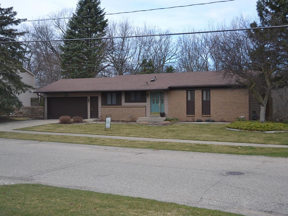 1st image of 2915 Manitou Dr NE
