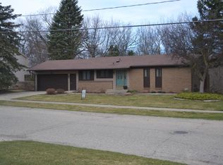 2915 Manitou Dr NE, Grand Rapids, MI 49525