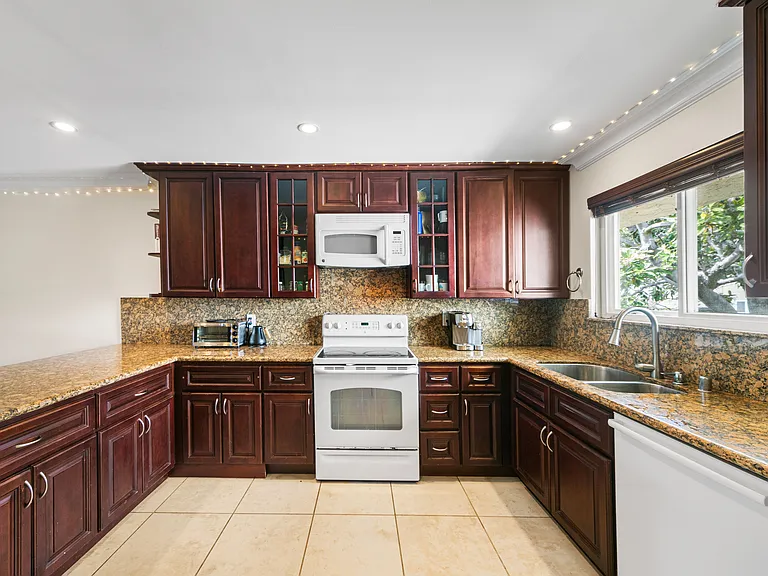6481 Kanan Dume Rd — Photo 13